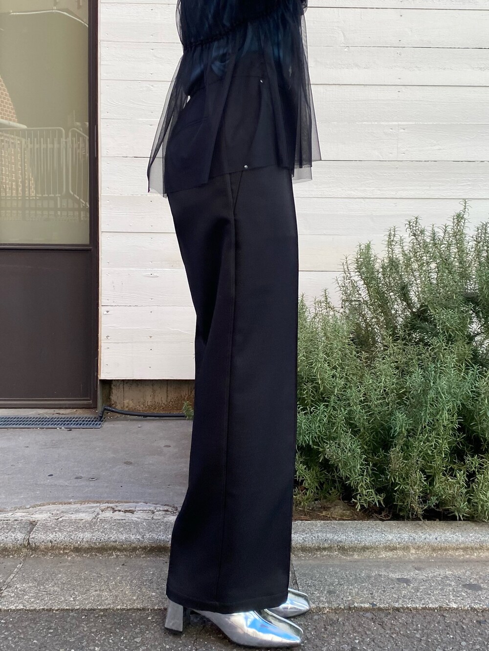 グリーン系のTシャツ/カットソー、ブラック系のスラックスを着用したレディースの冬コーディネートの9枚目の写真