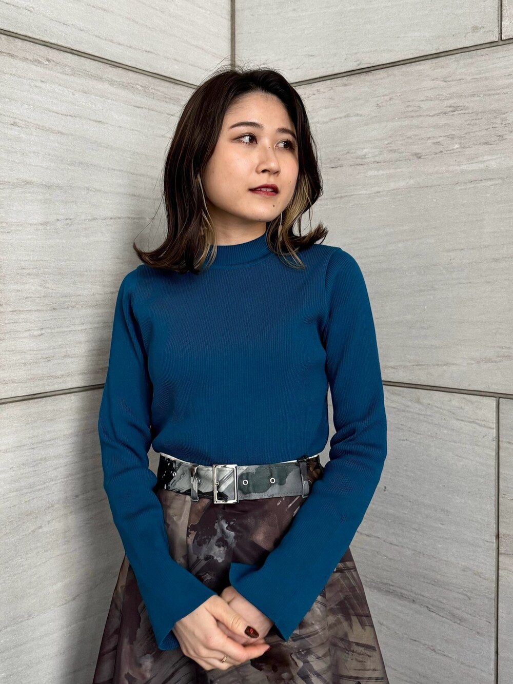 ブルー系のニット/セーター、グレー系のスカートを着用したレディースの冬コーディネートの4枚目の写真