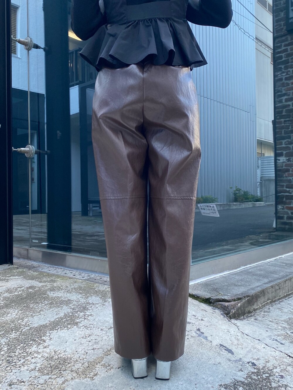 ブラック系のその他トップス、ブラウン系のその他パンツ、ブラック系のニット/セーターを着用したレディースの冬コーディネートの9枚目の写真