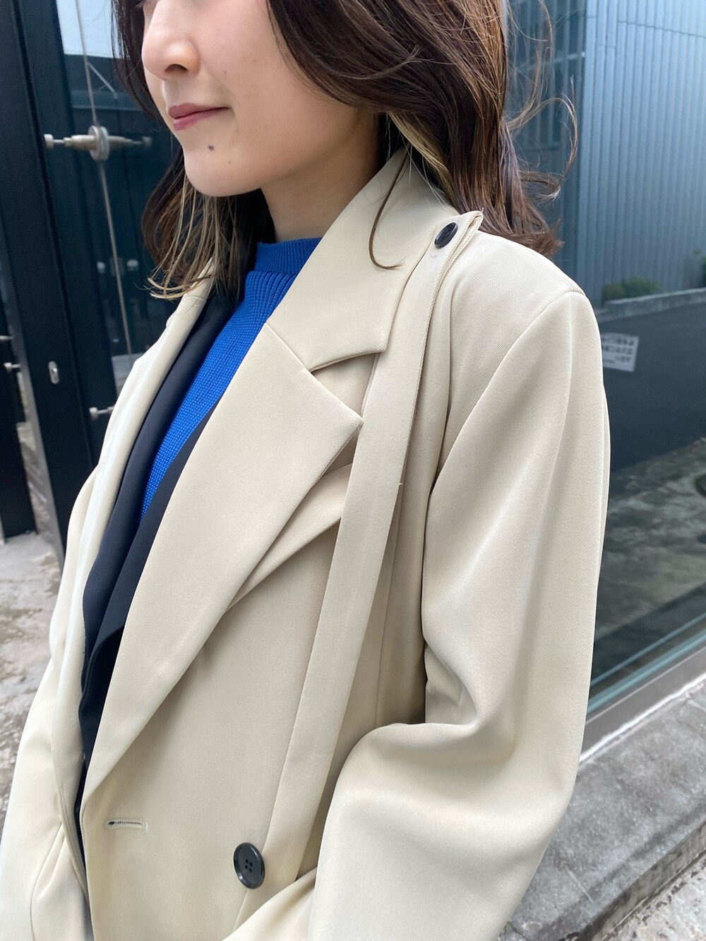 ベージュ系のトレンチコートを着用したレディースの冬コーディネートの8枚目の写真