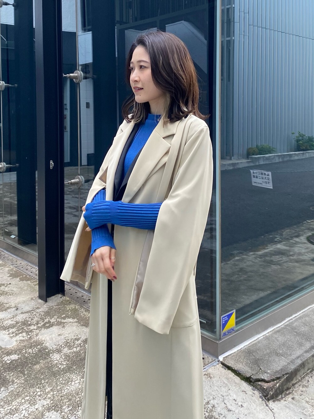 ベージュ系のトレンチコートを着用したレディースの冬コーディネートの4枚目の写真