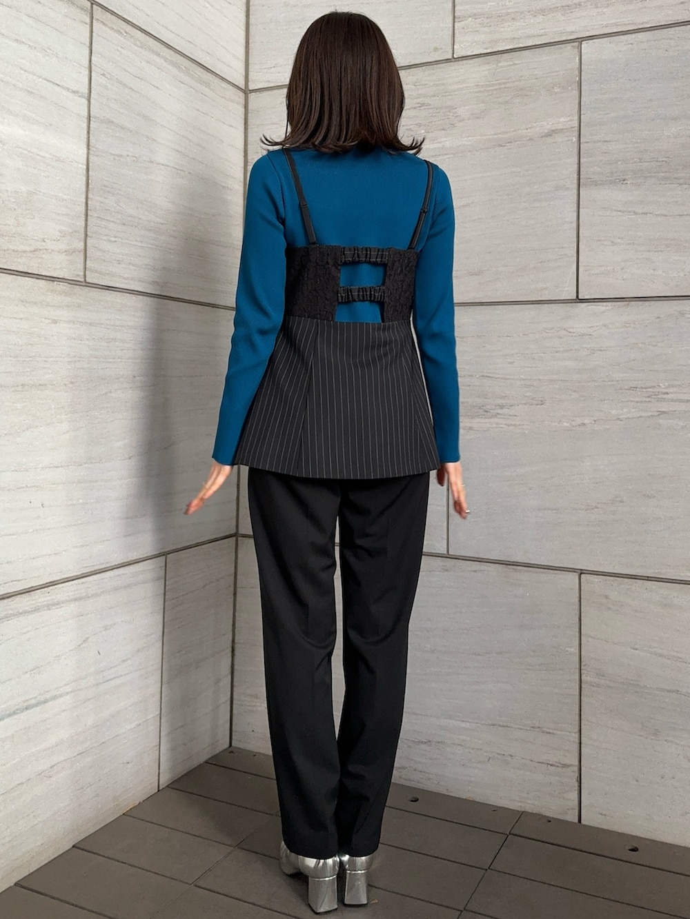 ブラック系のスラックス、ブルー系のニット/セーター、その他のシャツ/ブラウスを着用したレディースの冬コーディネートの3枚目の写真