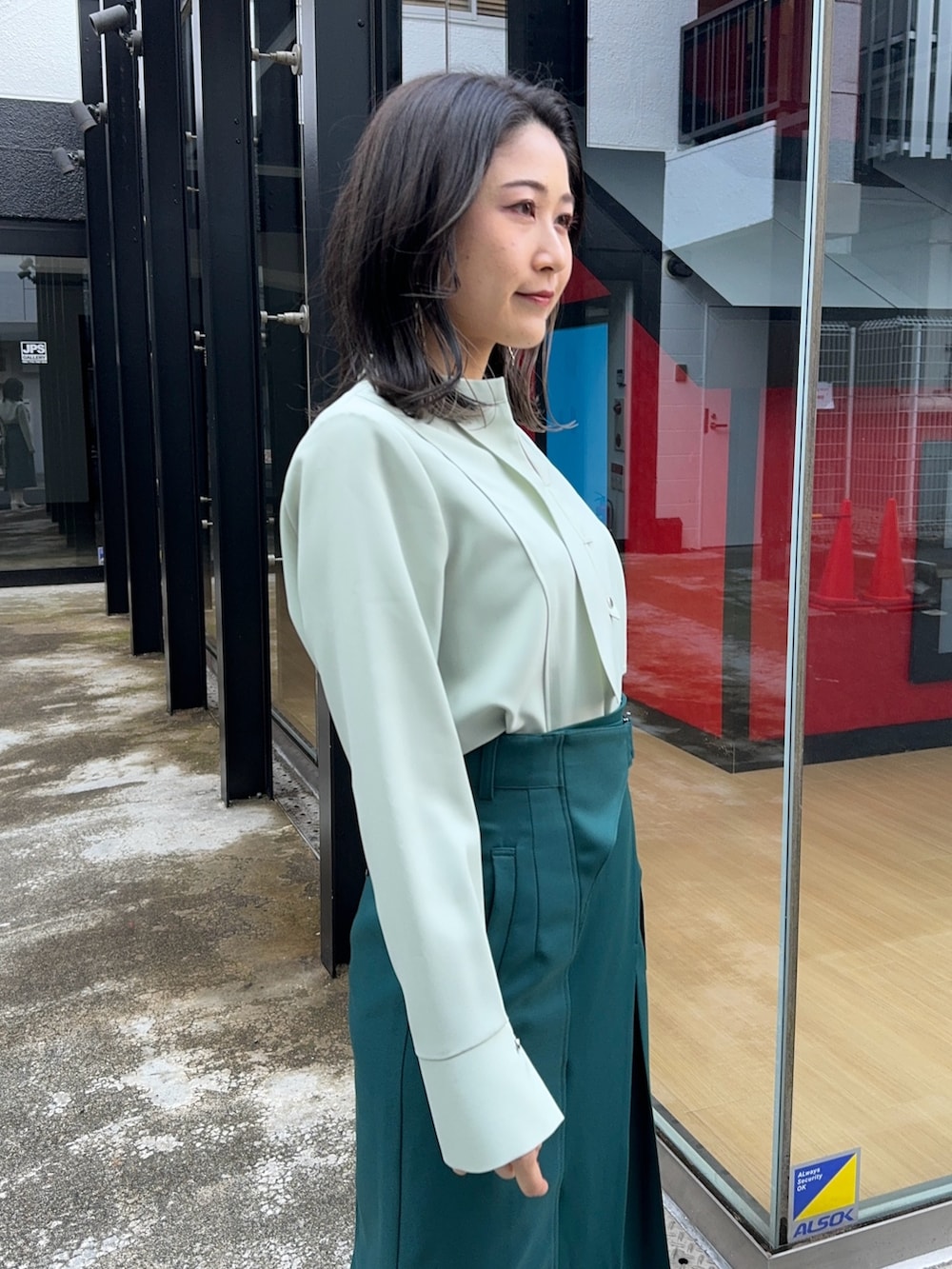 グリーン系のシャツ/ブラウス、グリーン系のスカートを着用したレディースの冬コーディネートの5枚目の写真