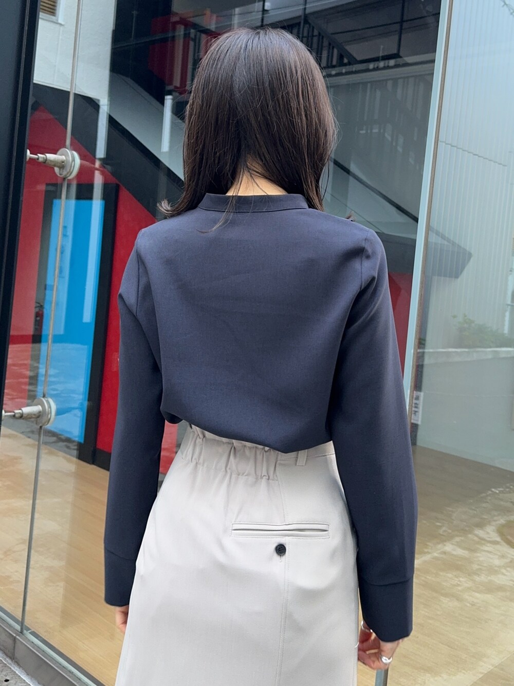 ベージュ系のスカート、ブルー系のシャツ/ブラウスを着用したレディースの冬コーディネートの5枚目の写真