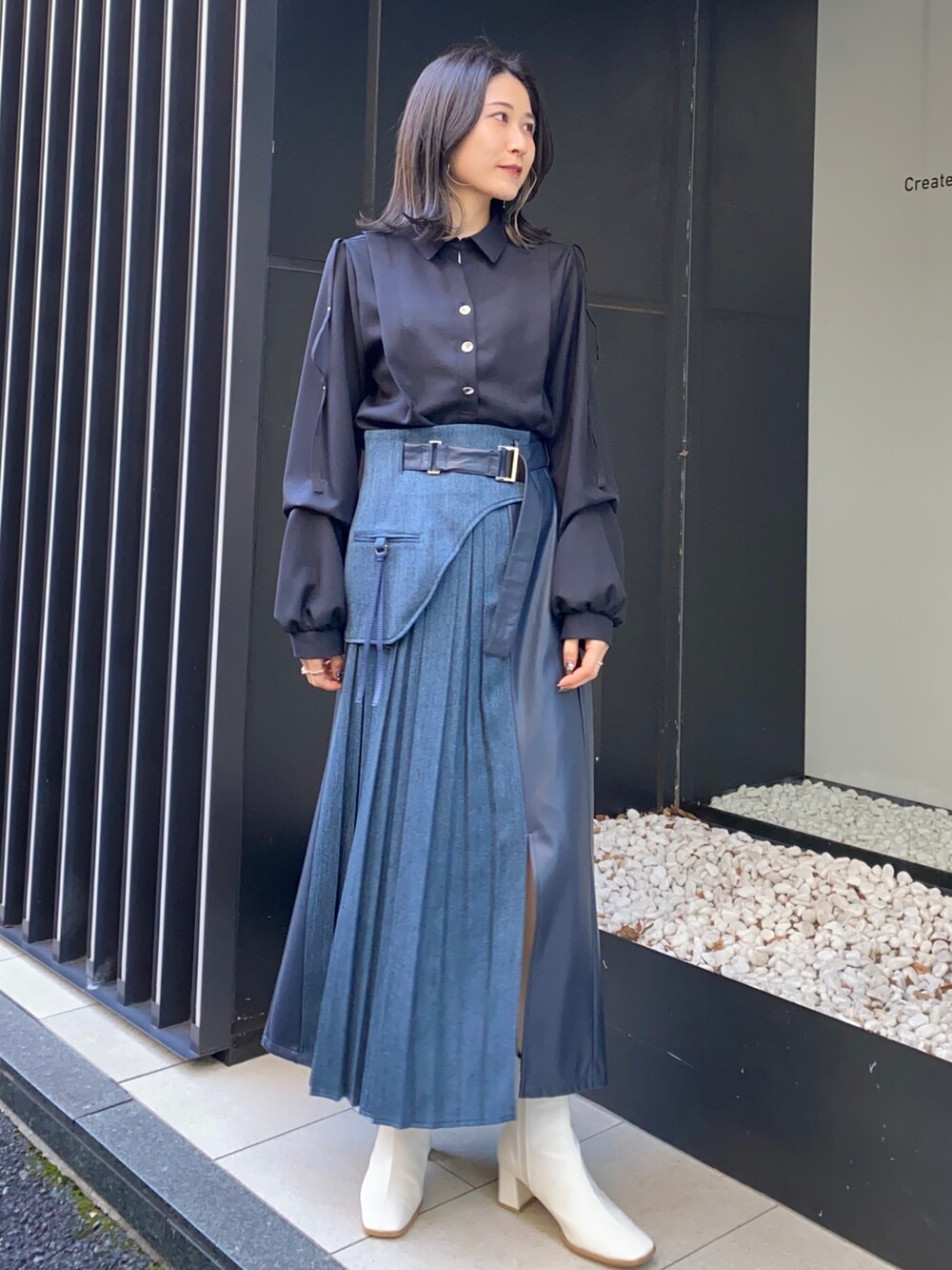 ブルー系のスカート、ブラック系のシャツ/ブラウス、その他のステンカラーコートを着用したレディースの冬コーディネートの5枚目の写真