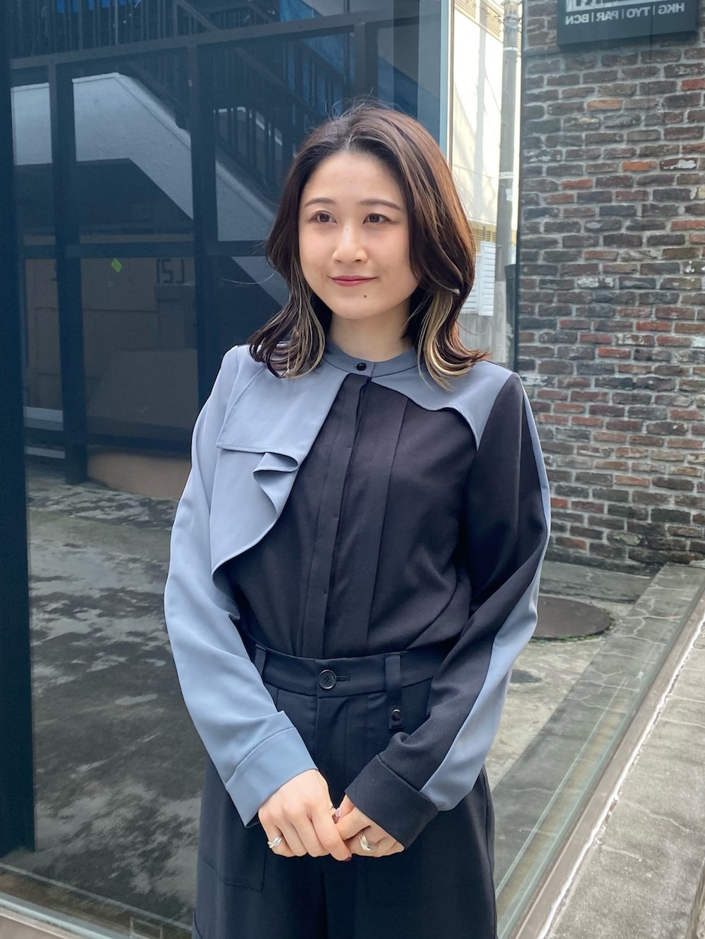 シルバー系のショルダーバッグ、ブラック系のシャツ/ブラウス、ブラック系のテーラードジャケットを着用したレディースの冬コーディネートの8枚目の写真