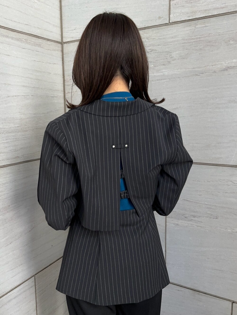 その他のテーラードジャケットを着用したレディースの冬コーディネートの7枚目の写真