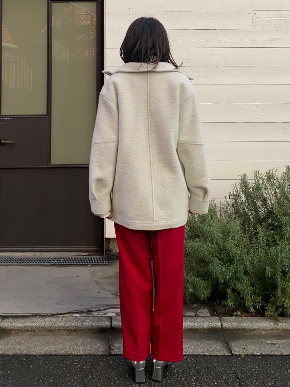 レッド系のその他パンツ、ホワイト系のニット/セーター、イエロー系のニット/セーターを着用したレディースの冬コーディネートの3枚目の写真