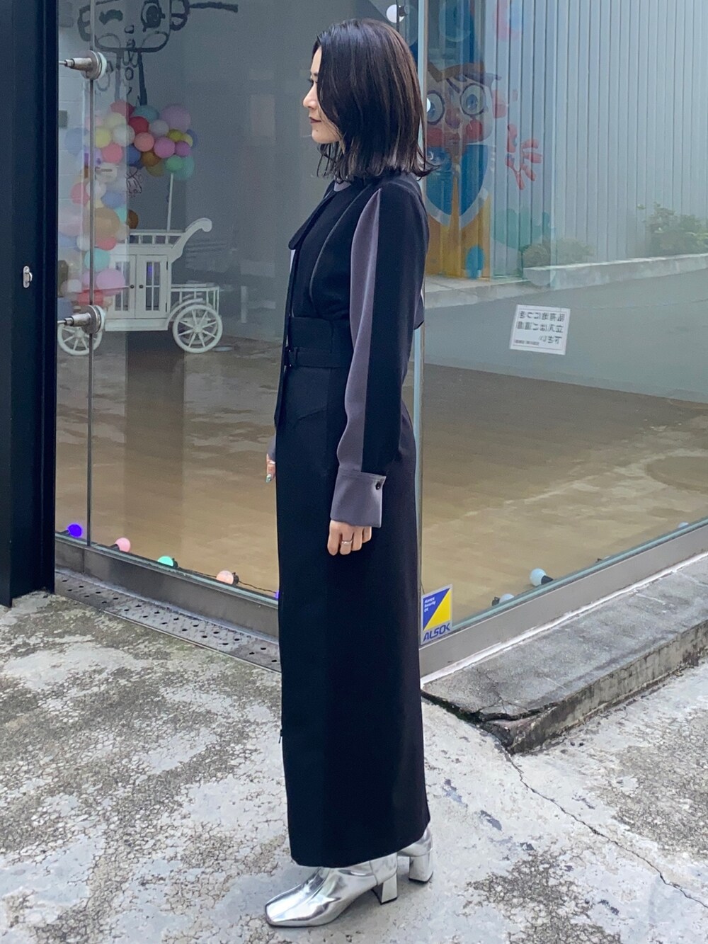 ブラック系のスカート、ブラック系のシャツ/ブラウスを着用したレディースの冬コーディネートの4枚目の写真