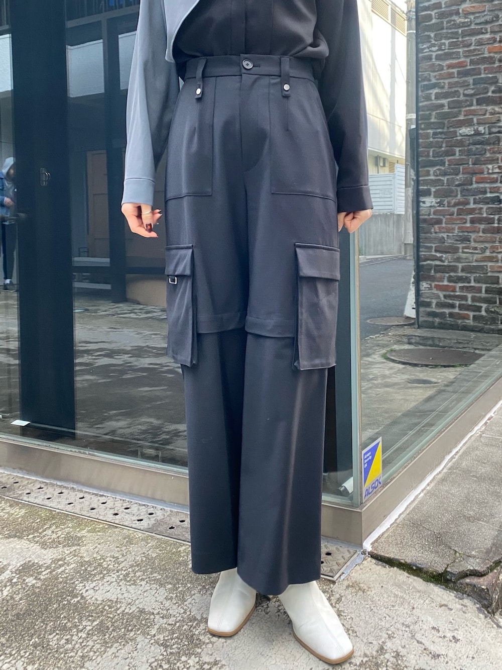 シルバー系のショルダーバッグ、ブラック系のシャツ/ブラウス、ブラック系のテーラードジャケットを着用したレディースの冬コーディネートの9枚目の写真