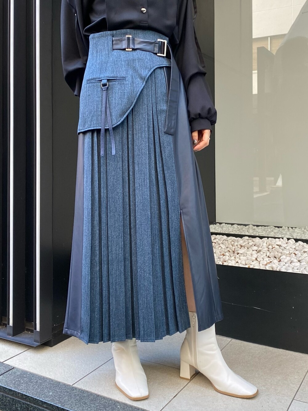 ブルー系のスカート、ブラック系のシャツ/ブラウス、その他のステンカラーコートを着用したレディースの冬コーディネートの7枚目の写真