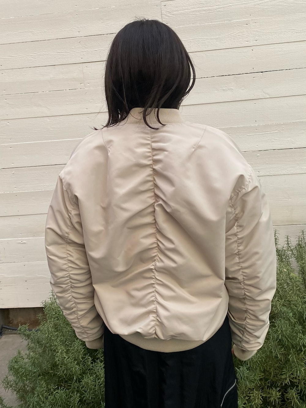 ホワイト系のMA-1を着用したレディースの冬コーディネートの3枚目の写真