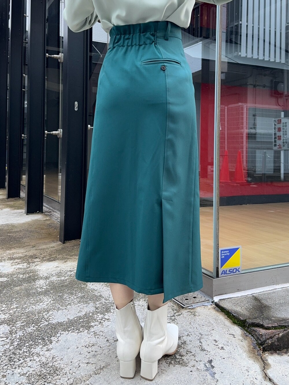 グリーン系のシャツ/ブラウス、グリーン系のスカートを着用したレディースの冬コーディネートの9枚目の写真