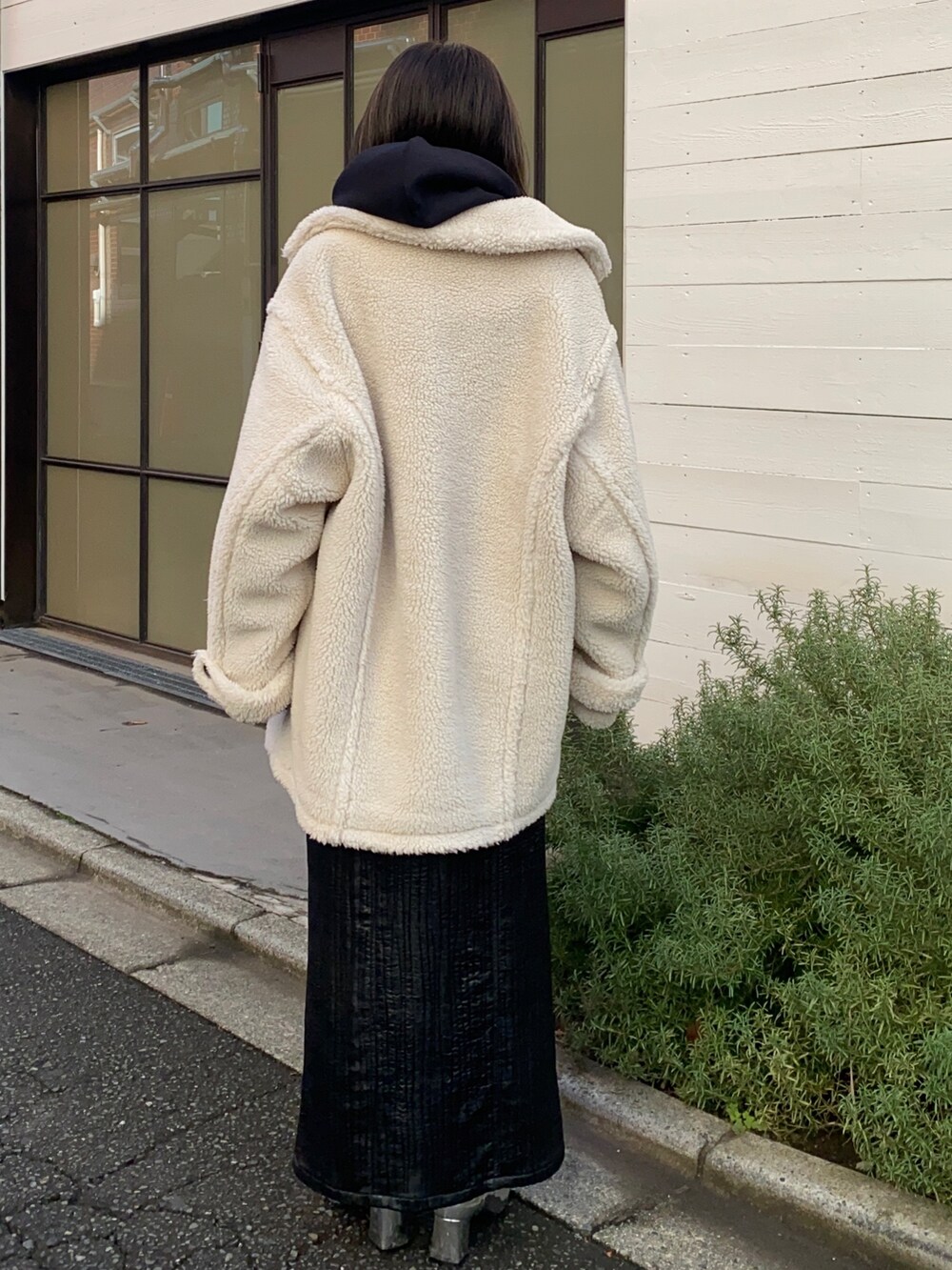 ベージュ系のその他アウター、ブラック系のTシャツ/カットソー、ブラック系のスカートを着用したレディースの冬コーディネートの3枚目の写真