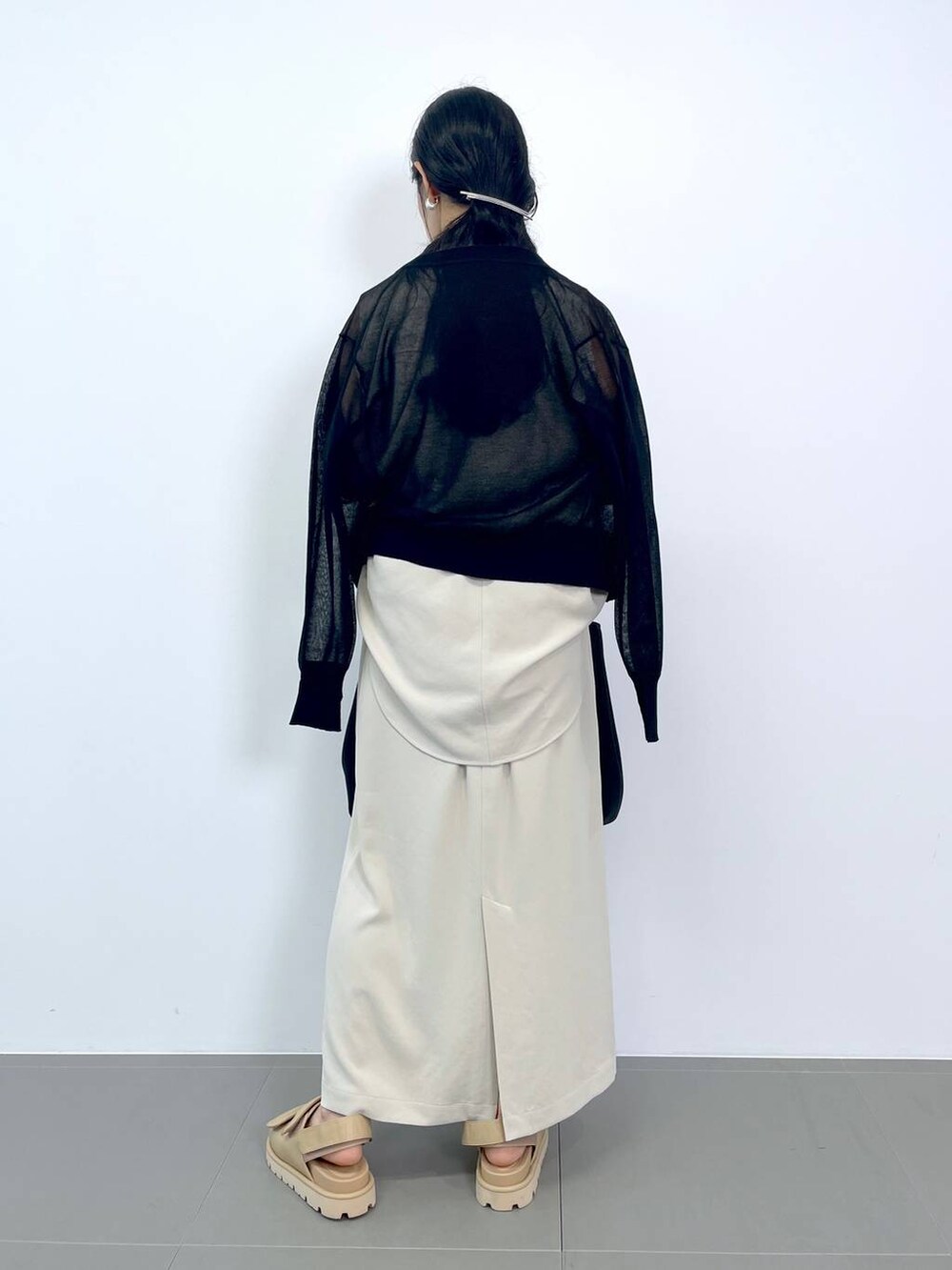 ホワイト系のTシャツ/カットソー、ホワイト系のスカート、ブラック系のトートバッグを着用したレディースの夏コーディネートの3枚目の写真