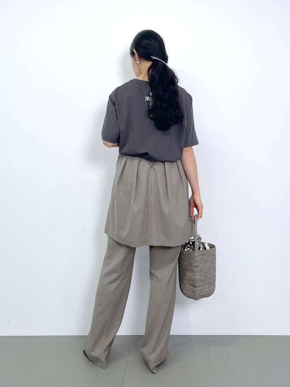 ブラック系のスリッポン、ホワイト系のトートバッグ、グレー系のトートバッグを着用したレディースの夏コーディネートの3枚目の写真