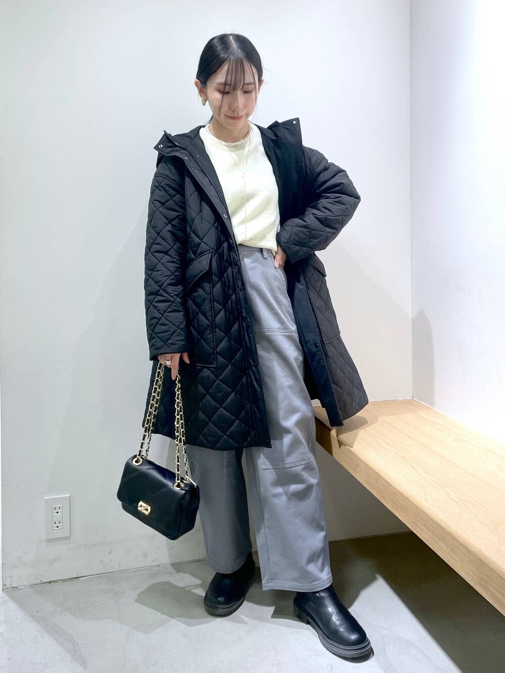 「着痩せ・細見え、体型カバー、休日コーデ、BARNYARDSTORM、カジュアル、オーバーサイズ、ウォッシャブル」|「BARNYARDSTORMの【Oggi.jp掲載】エディター三尋木奈保さんセレクト / 3WAYロングパールネックレス(ネックレス、その他)」を使った、なーさん(レディース・156cm)の冬コーディネートの4枚目の写真