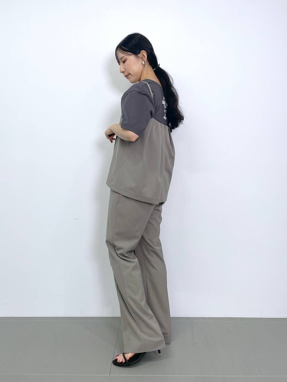 ブラック系のスリッポン、ホワイト系のトートバッグ、グレー系のトートバッグを着用したレディースの夏コーディネートの5枚目の写真