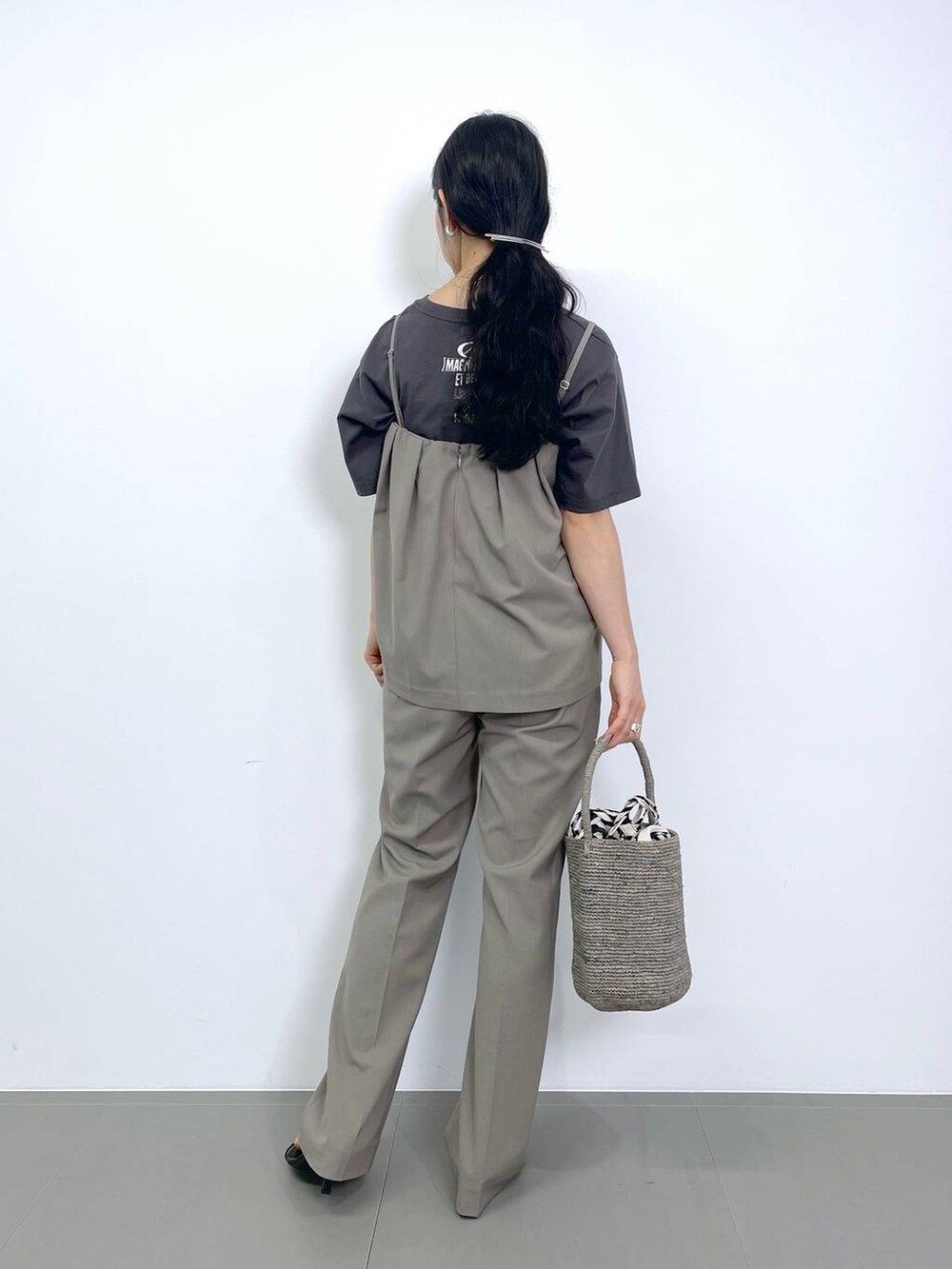 ブラック系のスリッポン、ホワイト系のトートバッグ、グレー系のトートバッグを着用したレディースの夏コーディネートの6枚目の写真