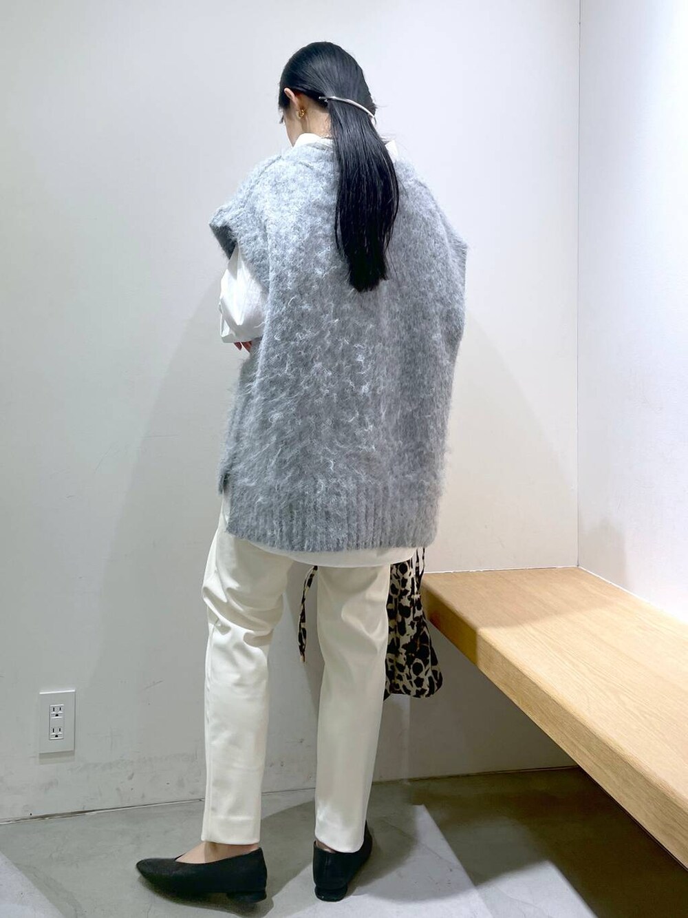 ブラック系のパンプス、ホワイト系のシャツ/ブラウス、その他のトートバッグを着用したレディースの冬コーディネートの3枚目の写真