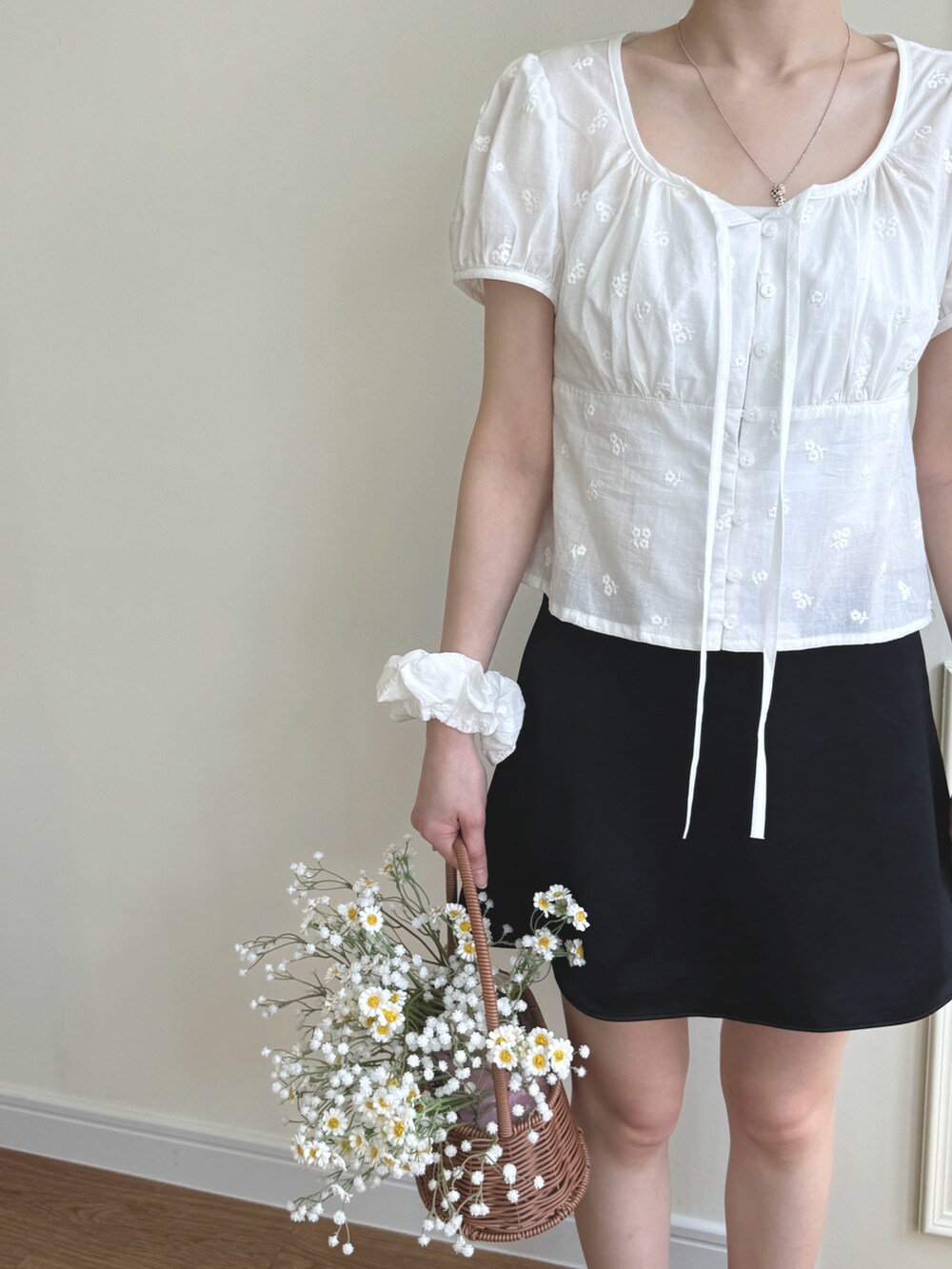 ホワイト系のシャツ/ブラウス、ブラック系のスカート、ブラック系のハンドバッグを着用したレディースの春コーディネートの3枚目の写真