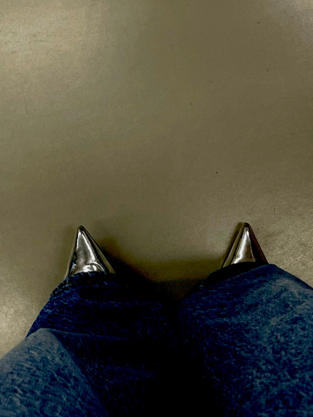 ブルー系のデニムジャケットを着用したレディースの春コーディネートの2枚目の写真