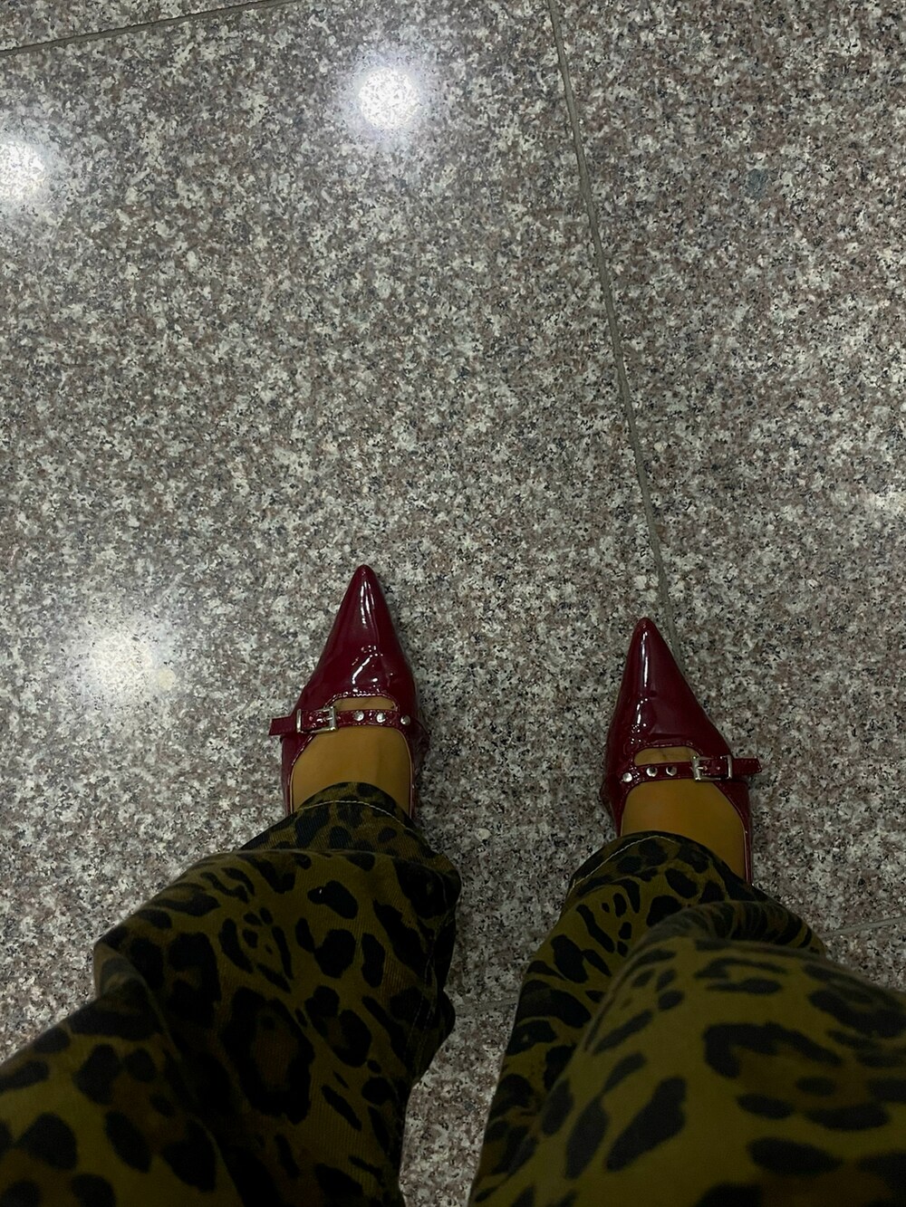 ブラック系のその他パンツを着用したレディースの春コーディネートの2枚目の写真