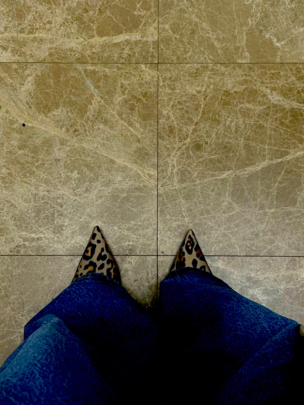 その他のパンプスを着用したレディースの春コーディネートの2枚目の写真