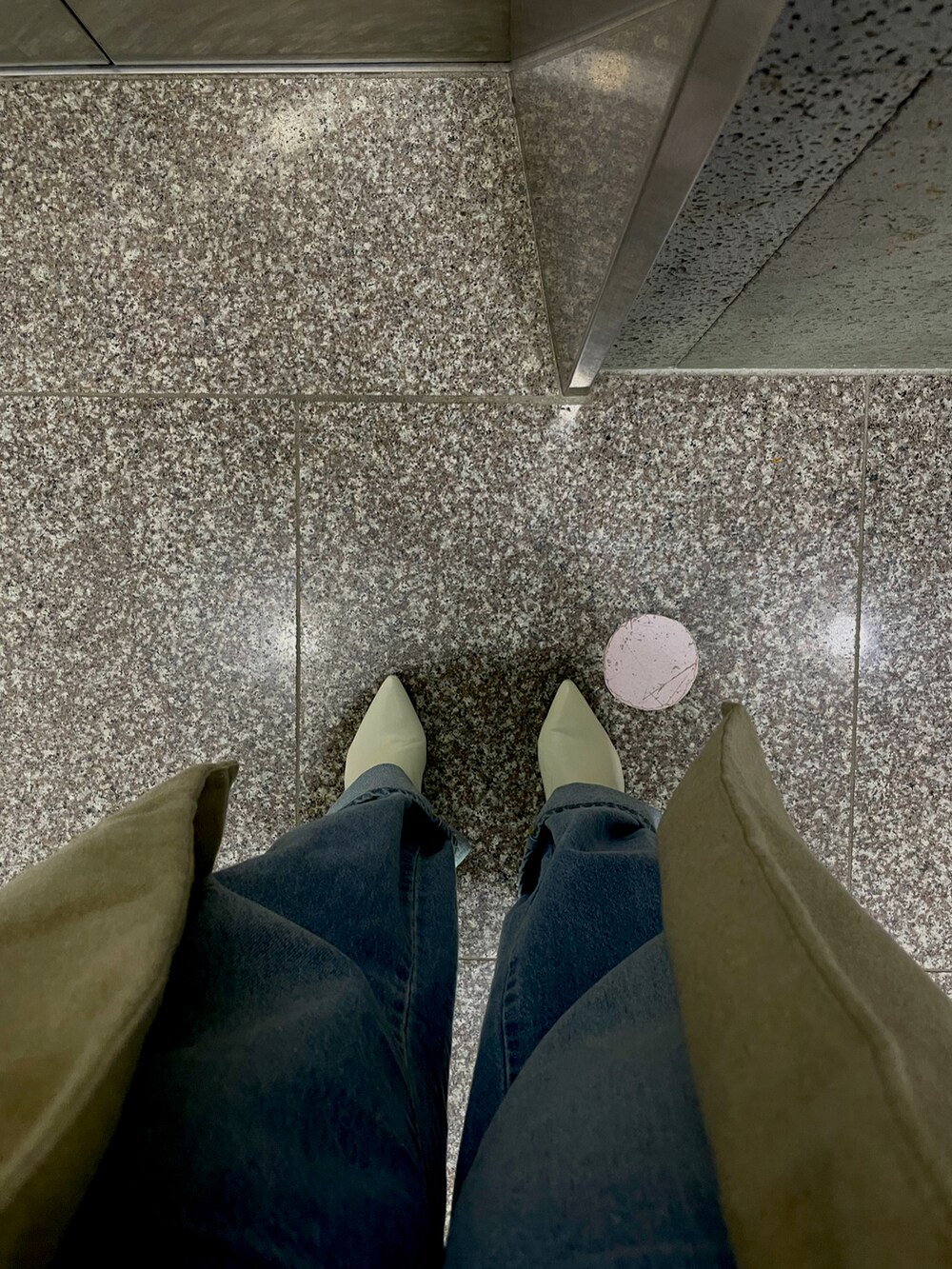 ブルー系のデニムパンツを着用したレディースの春コーディネートの2枚目の写真