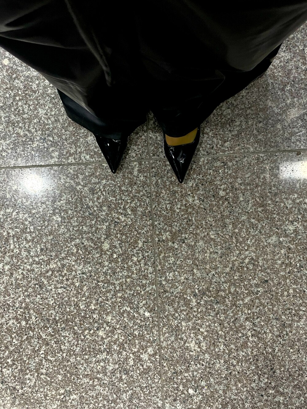 ブラック系のその他パンツ、ブラック系のスウェットを着用したレディースの春コーディネートの2枚目の写真