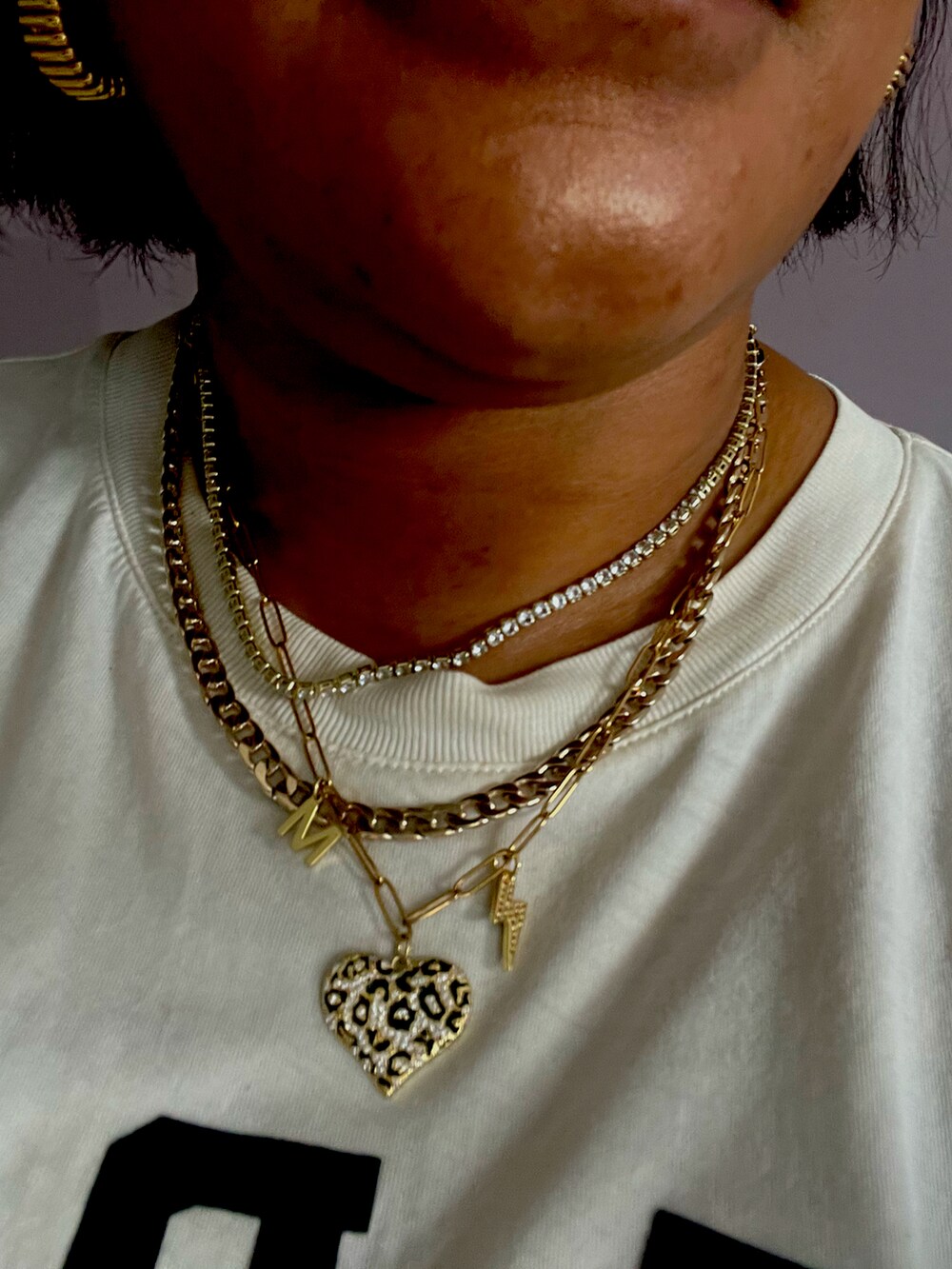 ベージュ系のワンピース、ベージュ系のTシャツ/カットソーを着用したレディースの春コーディネートの2枚目の写真