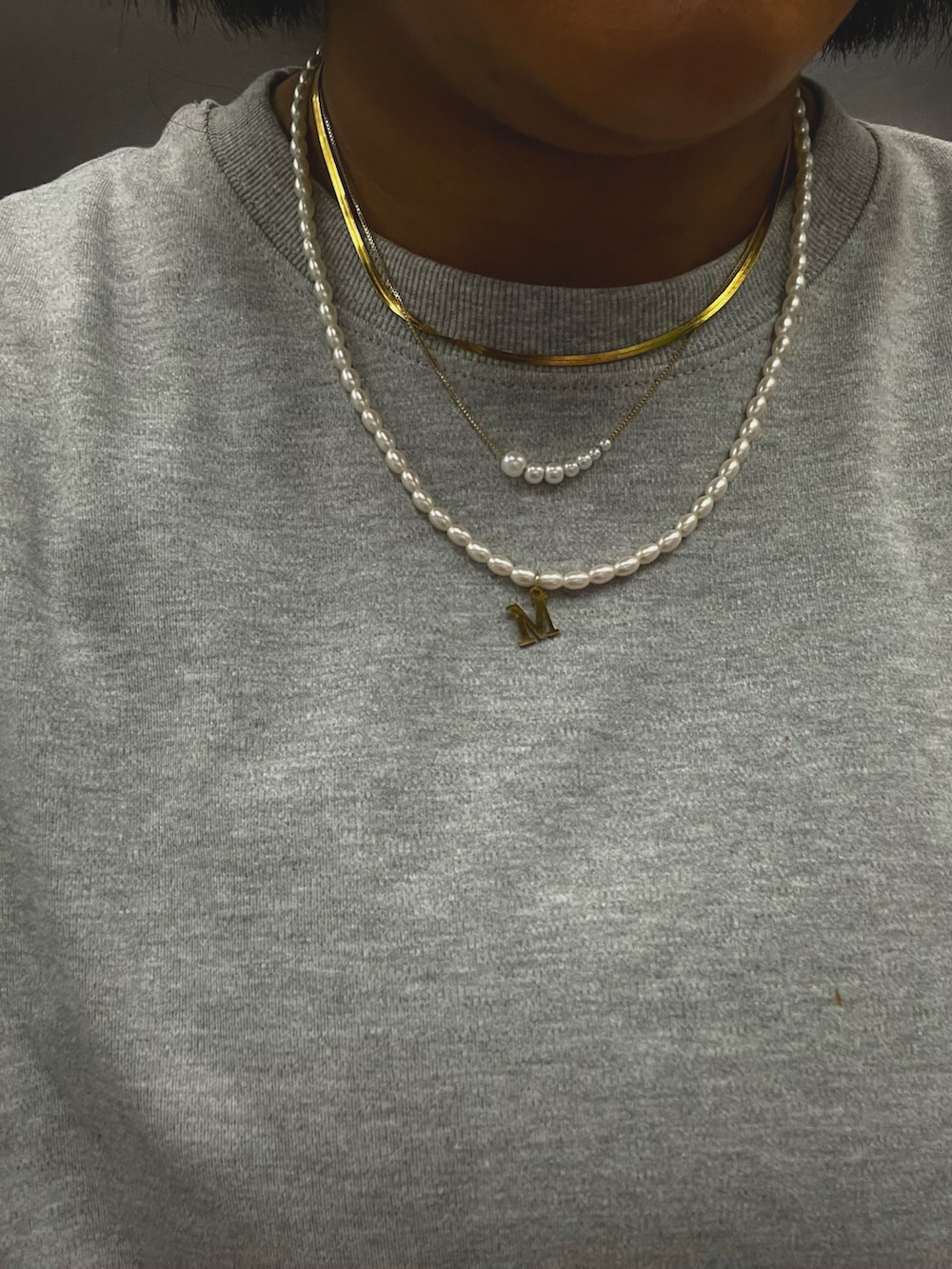 ブルー系のデニムパンツを着用したレディースの春コーディネートの2枚目の写真