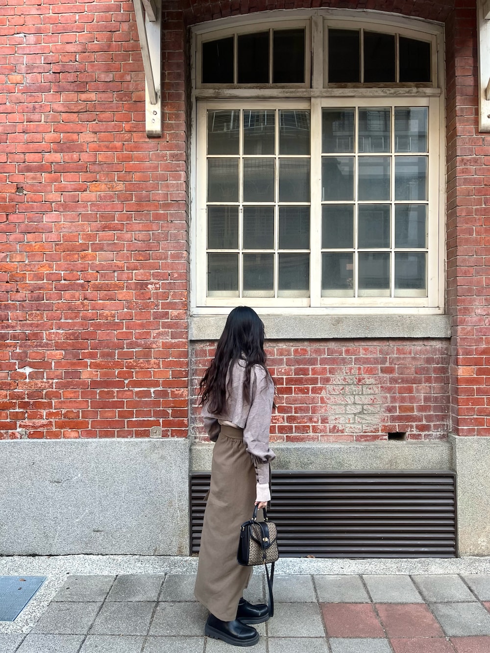 「hinari、moussy、秋冬コーデ、冬、今日のコーデ」｜「MOUSSYのMONOGRAM MINI SHOULDER バッグ（ショルダーバッグ、ブラウン系）」を使った、jieee03eeさん（レディース・163cm）の秋コーディネートの2枚目の写真