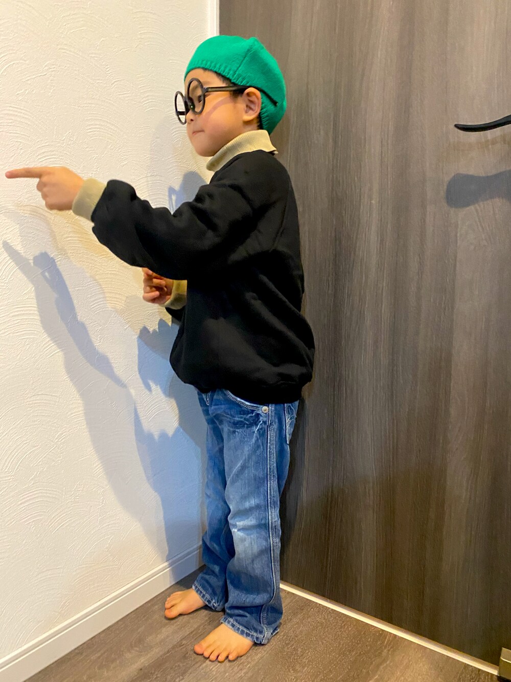 「未来のWEARISTAプロジェクト、冬コーデ、おとこのこ、グリーン、タートルネック、ぼうし大好き、ベレ男、ベレー帽男子」｜「Levi'sのアイテム（デニムパンツ、ブルー系）」を使った、Rさん（キッズ・110cm）の冬コーディネートの2枚目の写真