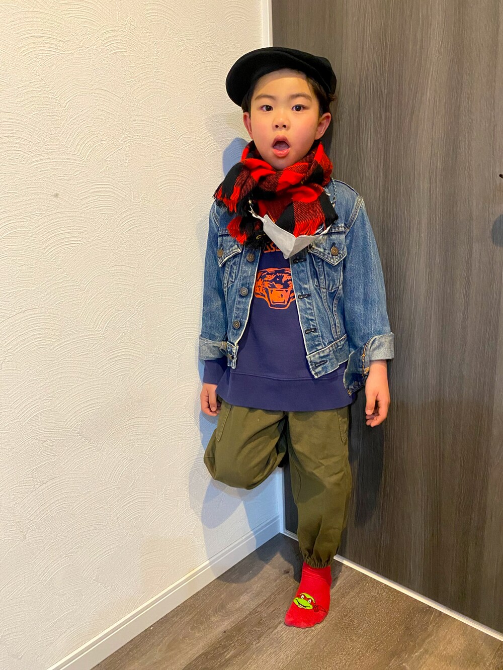 「古着MIX、キッズファッション、カジュアルコーデ、スウェットコーデ、おしゃれさんと繋がりたい、むすこーで、ハンチング」｜「Levi'sのアイテム（デニムジャケット、ブルー系）」を使った、Rさん（キッズ・120cm）の冬コーディネートの2枚目の写真