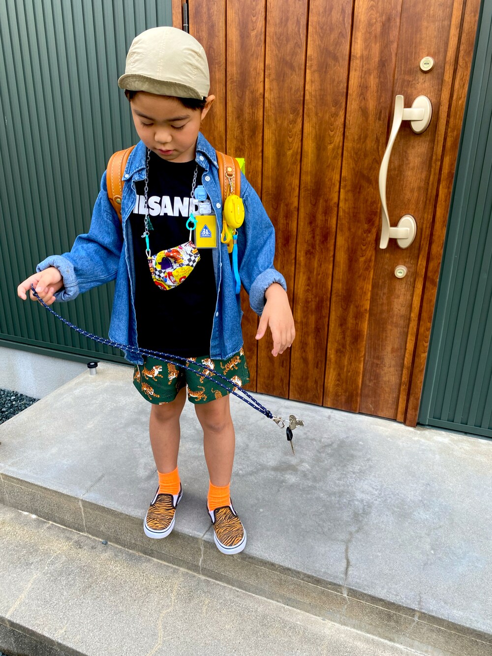 「カラーパンツ、今日のコーデ、プチプラ、ロゴT、おとこのこ、登校コーデ、登校スタイル、pairmanon、ラルフローレン、ヘルツランドセル、タイガー、タンパンスタイル」｜「無印良品のアイテム（キャップ、ベージュ系）」を使った、Rさん（キッズ・122cm）の春コーディネートの2枚目の写真