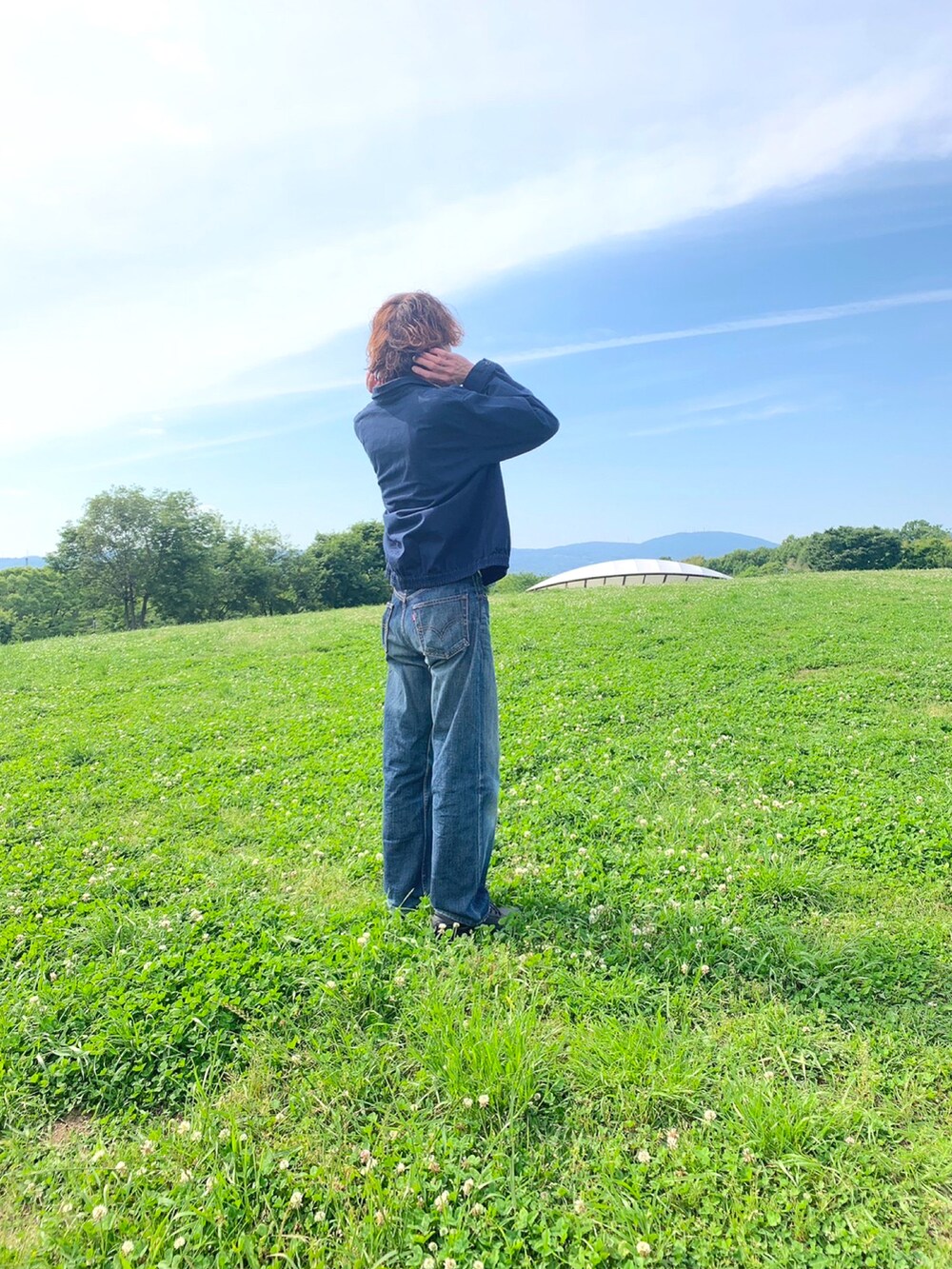 ブルー系のジャケット/アウター、グレー系のデニムパンツを着用したメンズの春コーディネートの2枚目の写真