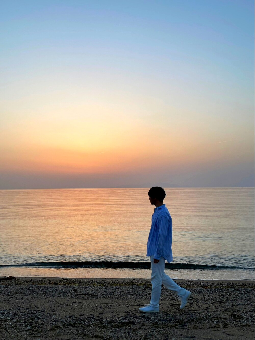 「夏コーデ、シンプル、休日スタイル、さわやか」｜「Salong hameuのレギュラーカラー ストライプシャツ（シャツ/ブラウス、ブルー系）」を使った、ゆうとさん（メンズ・178cm）の春コーディネートの3枚目の写真