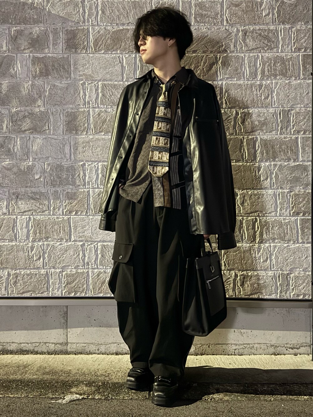 「古着MIX、秋服、ブラック、休日スタイル、ネクタイ」｜「ADRERのThe tote bag/トートバッグ（トートバッグ、ブラック系）」を使った、ゆうとさん（メンズ・178cm）の秋コーディネートの2枚目の写真