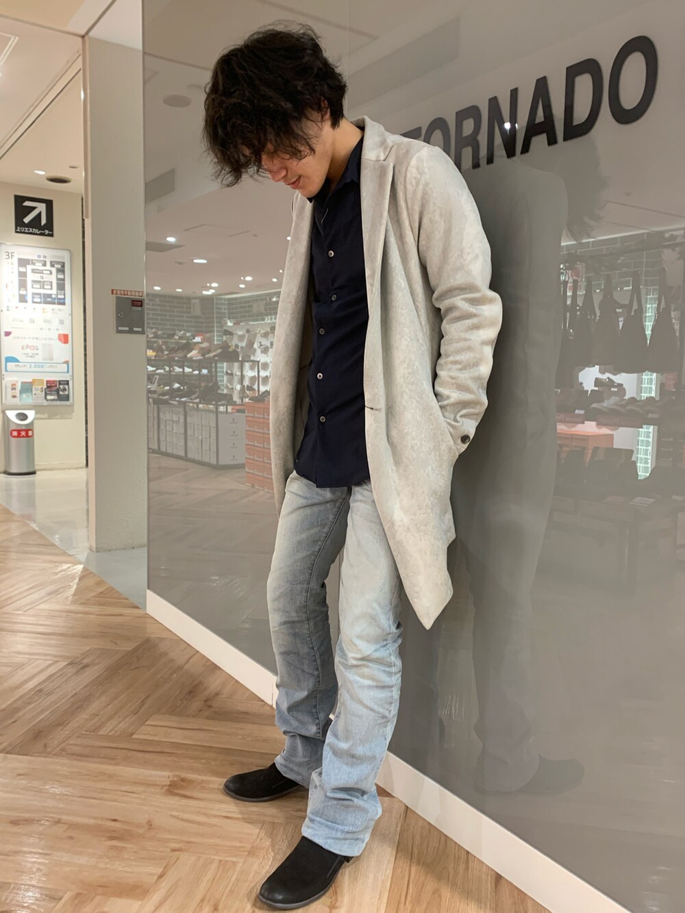 ブルー系のシャツ/ブラウス、ブルー系のデニムパンツ、ブラック系のドレスシューズを着用したメンズの冬コーディネートの2枚目の写真