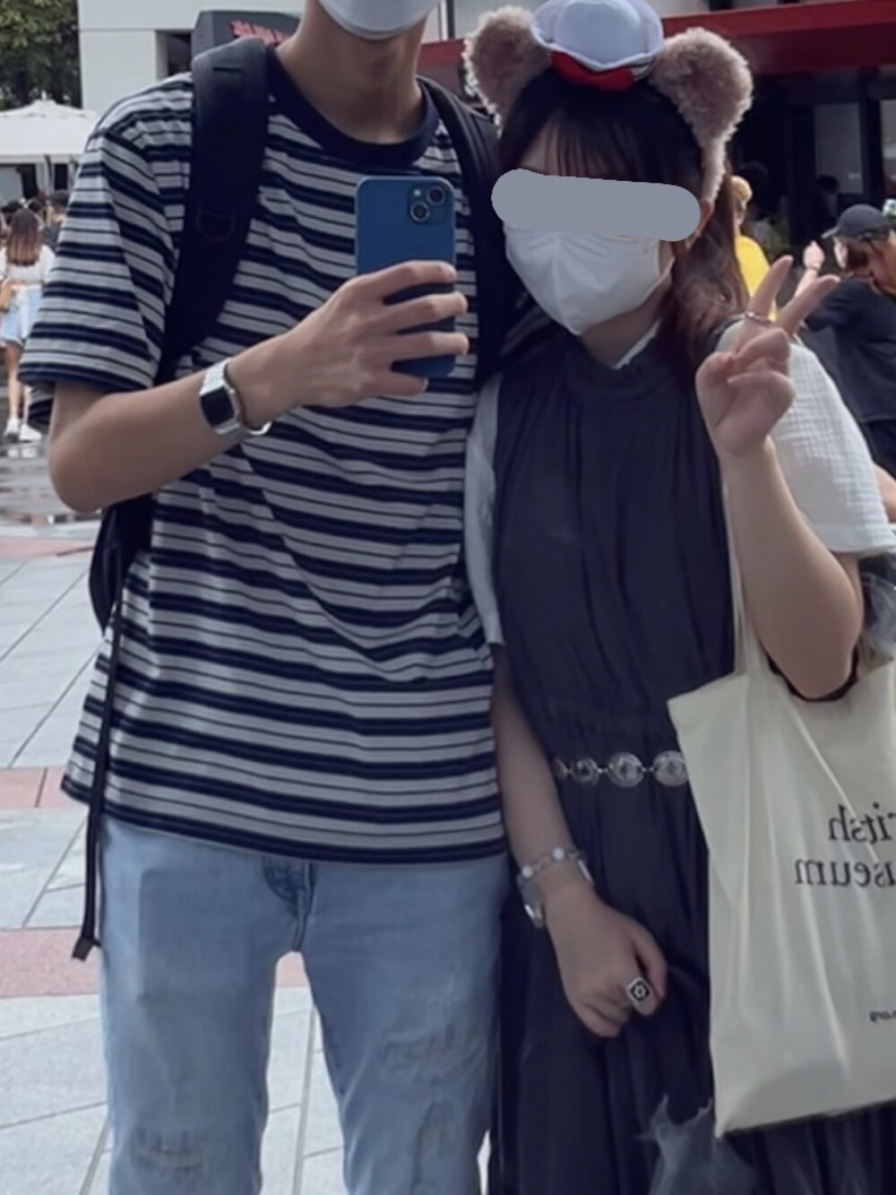 ブラック系のシューズ、ブルー系のデニムパンツを着用したレディースの夏コーディネートの2枚目の写真