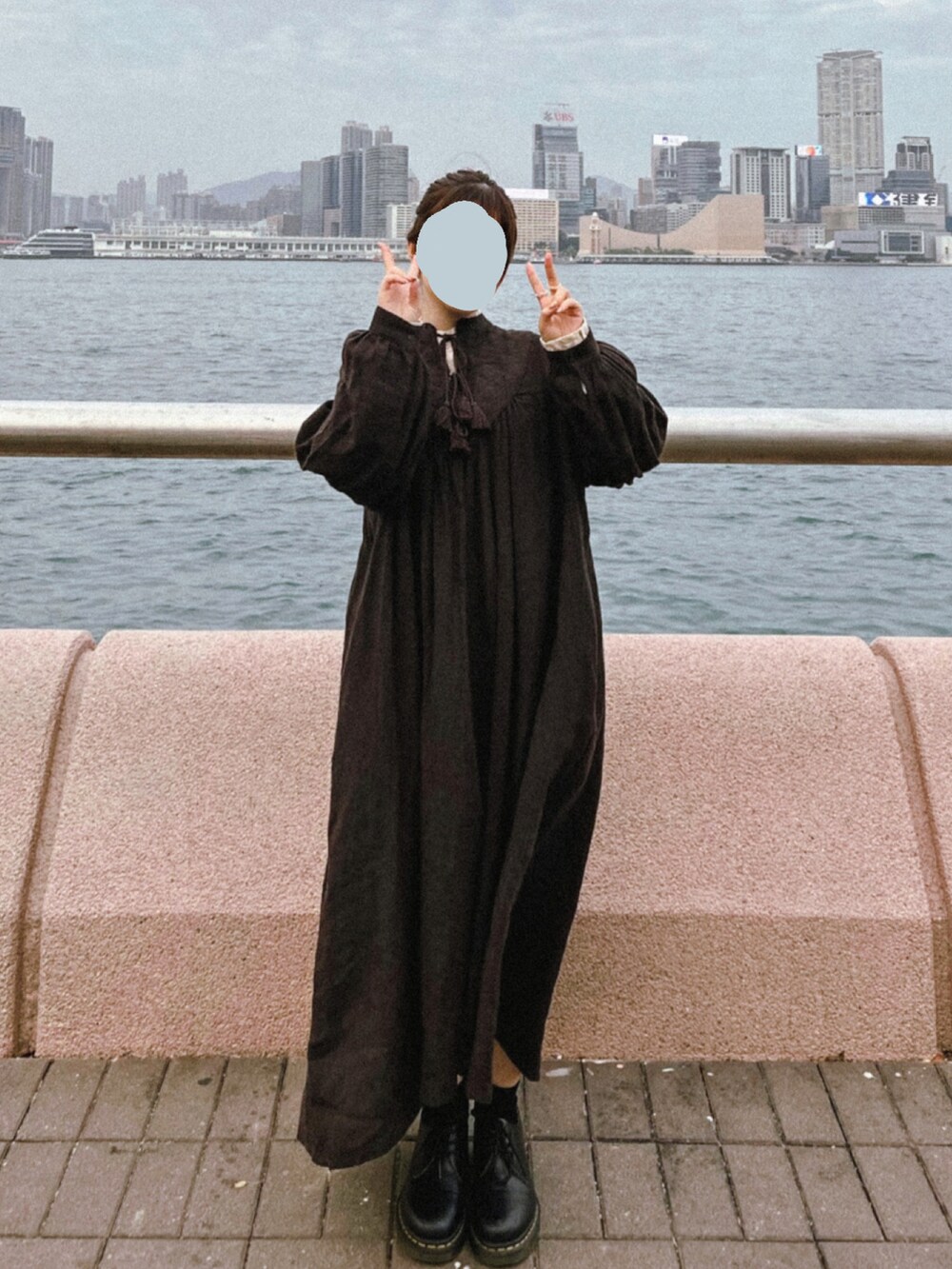 ブラウン系のワンピース/ドレスを着用したレディースの冬コーディネートの2枚目の写真