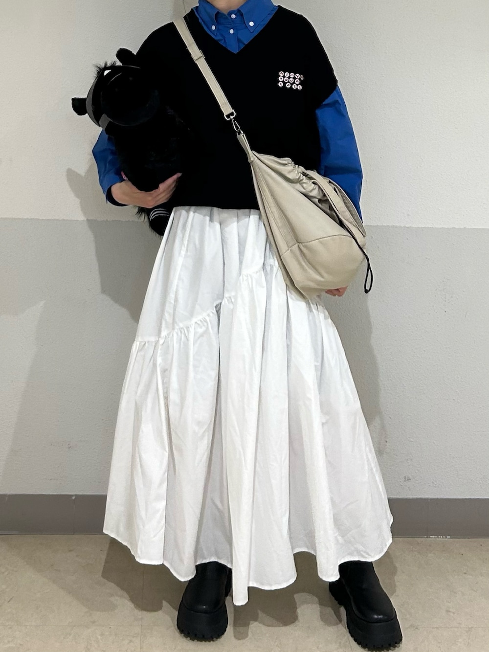 「大人コーデ、大人女子、シャツコーデ、ベストコーデ、スカートコーデ、ブーツ、ブルー、あいみょん」｜「BONLECILLのアシメギャザーデザイン フレアロングスカート（スカート、ホワイト系）」を使った、鮭のにぎりさん（骨格ウェーブ・レディース・161cm）の夏コーディネートの3枚目の写真