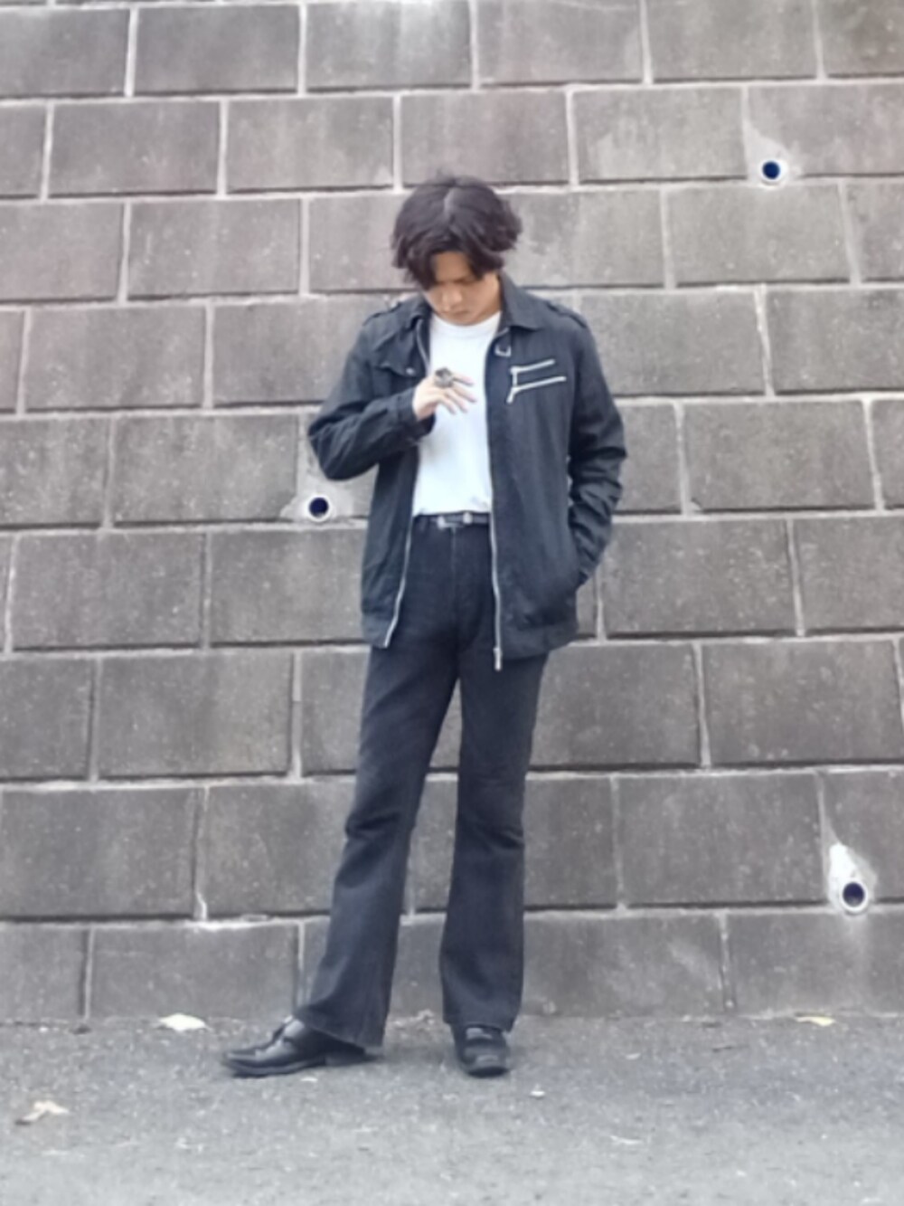 ブラック系のナイロンジャケット、グレー系のデニムパンツ、ブラック系のシューズを着用したメンズの夏コーディネートの3枚目の写真