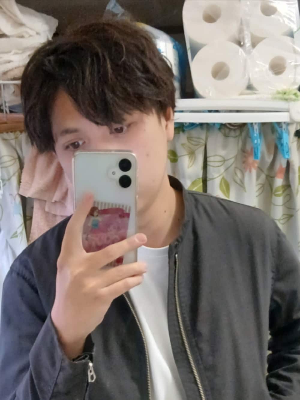 ブラック系のデニムパンツ、ホワイト系のTシャツ/カットソー、ブラック系のライダースジャケットを着用したメンズの冬コーディネートの2枚目の写真