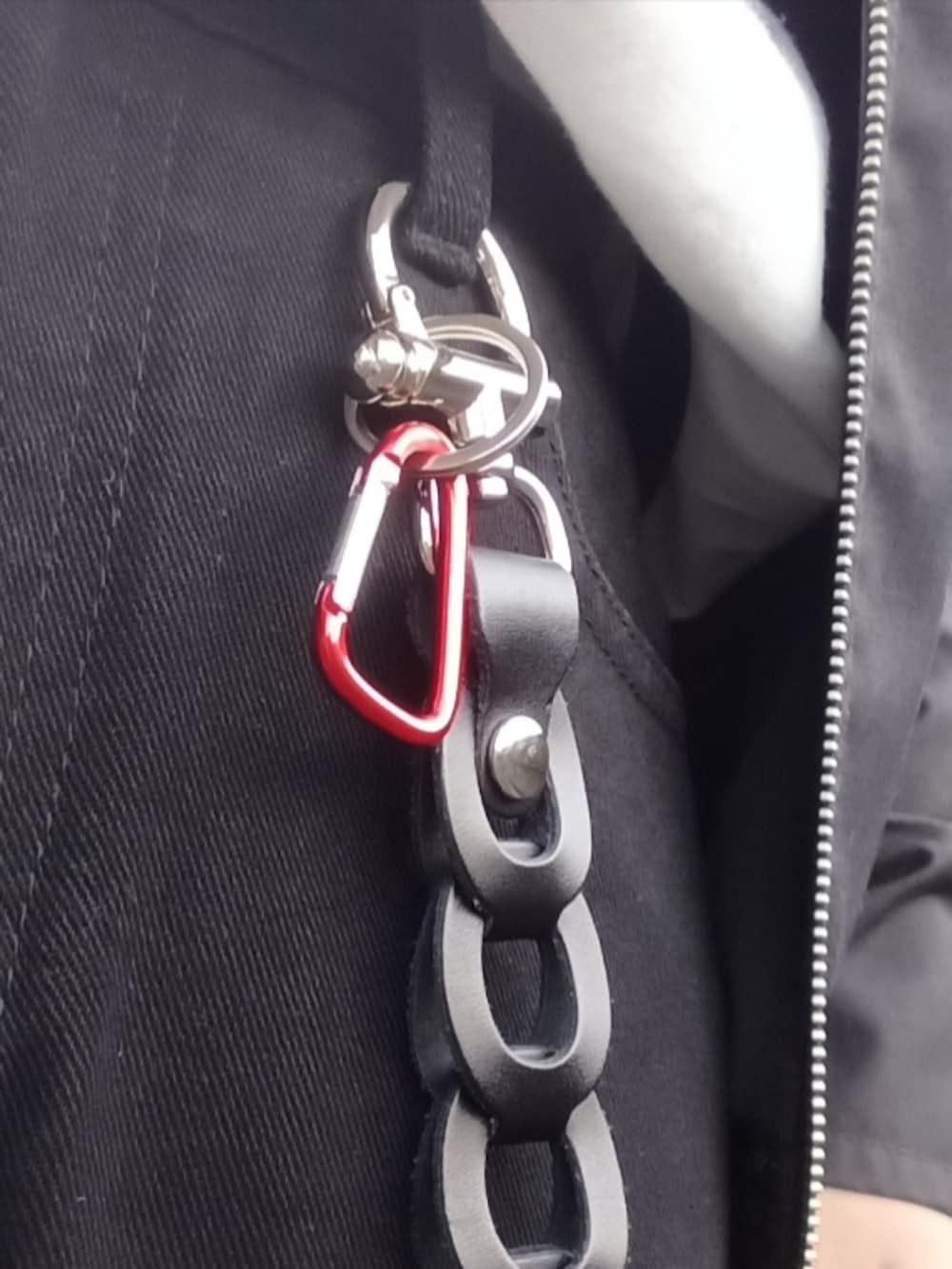 ブラック系のデニムパンツ、ブラック系のブーツ、ブラック系のライダースジャケットを着用したメンズの冬コーディネートの2枚目の写真