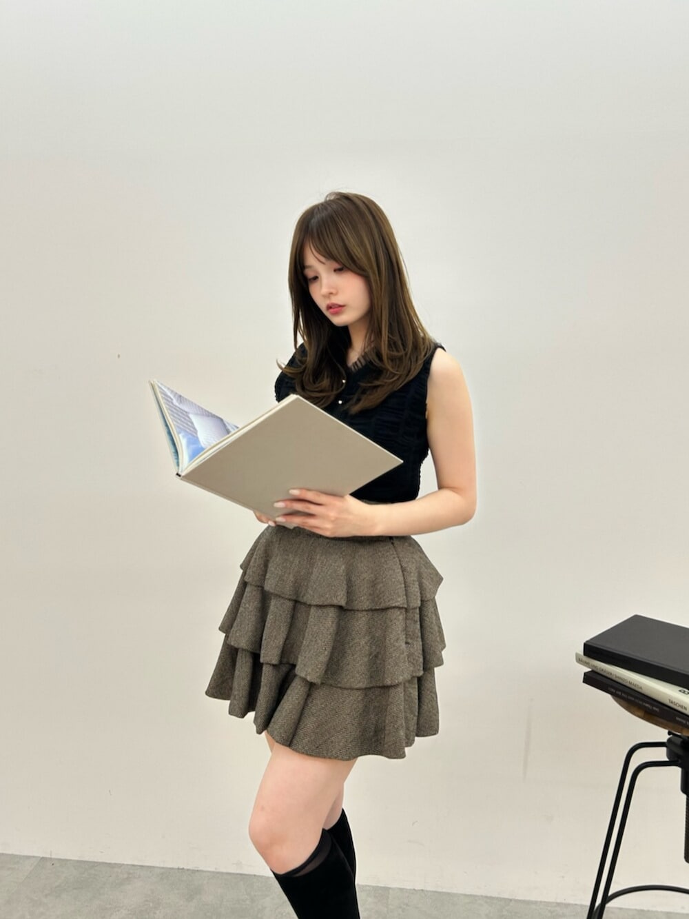 ブラック系のその他トップス、ブラウン系のスカート、その他のブーツを着用したレディースの夏コーディネートの2枚目の写真