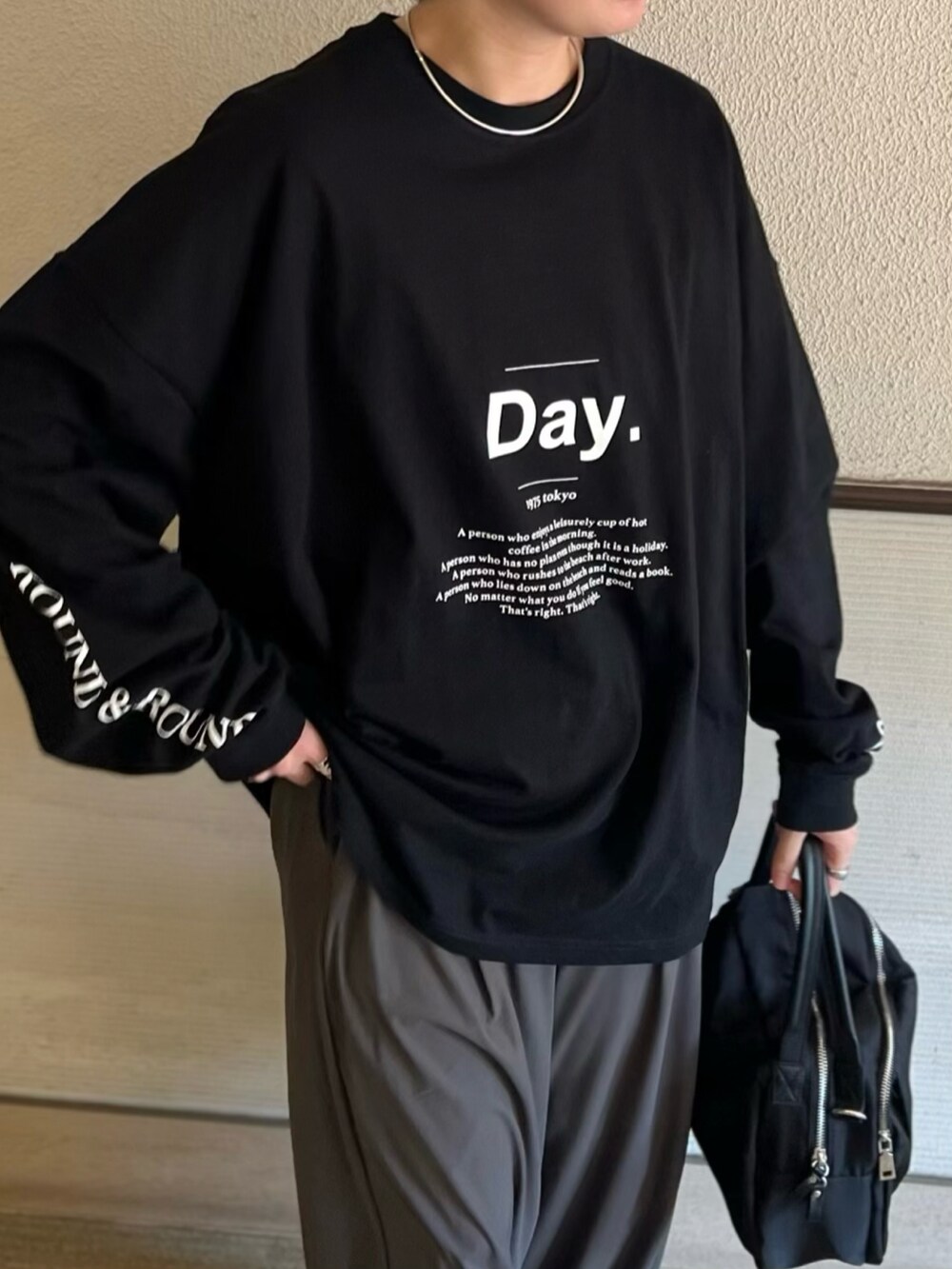 ブラック系のTシャツ/カットソー、ブラック系のスニーカーを着用したレディースの春コーディネートの3枚目の写真