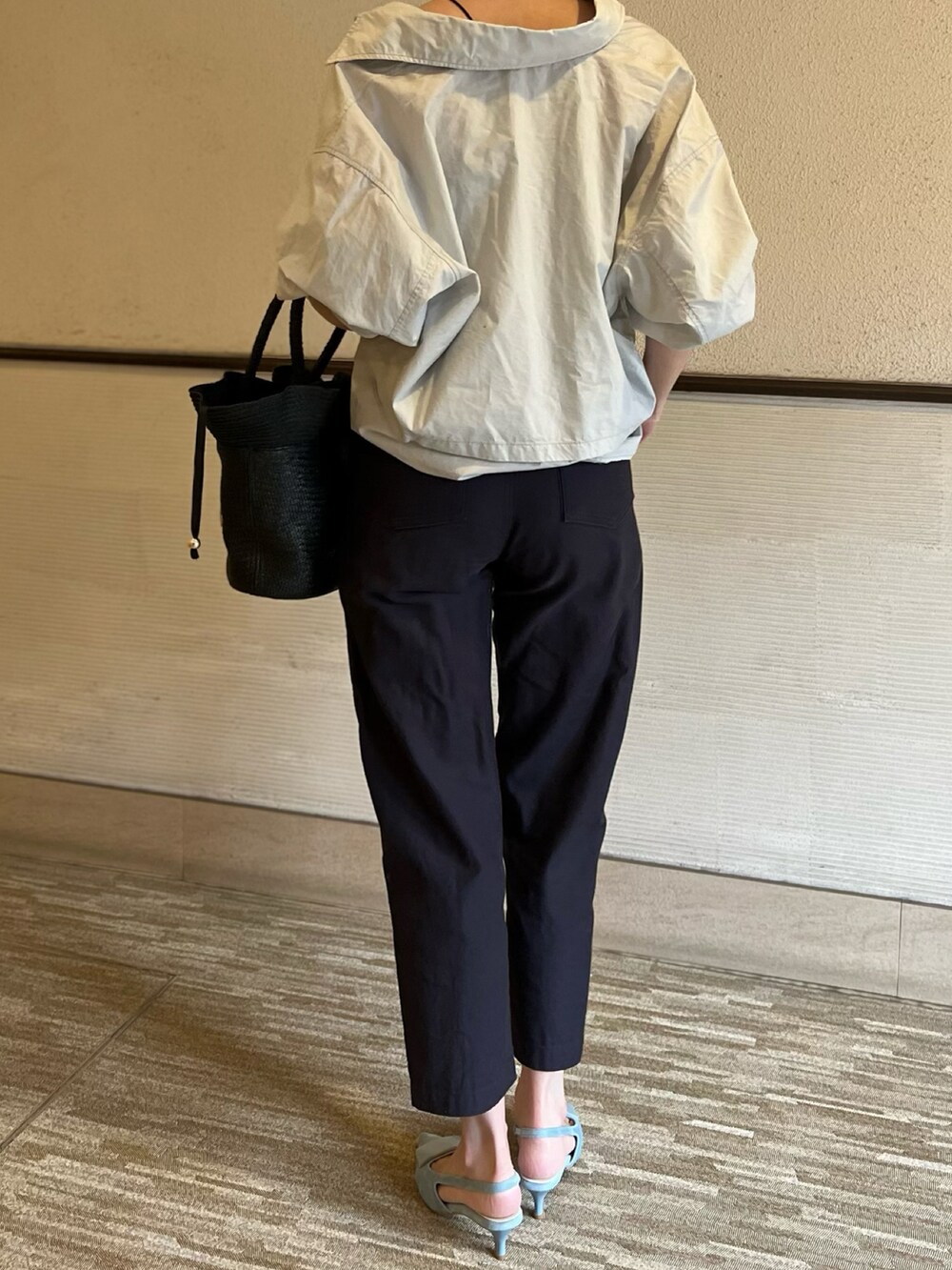 ホワイト系のシャツ/ブラウス、ブルー系のその他パンツ、ブルー系のパンプスを着用したレディースの春コーディネートの2枚目の写真