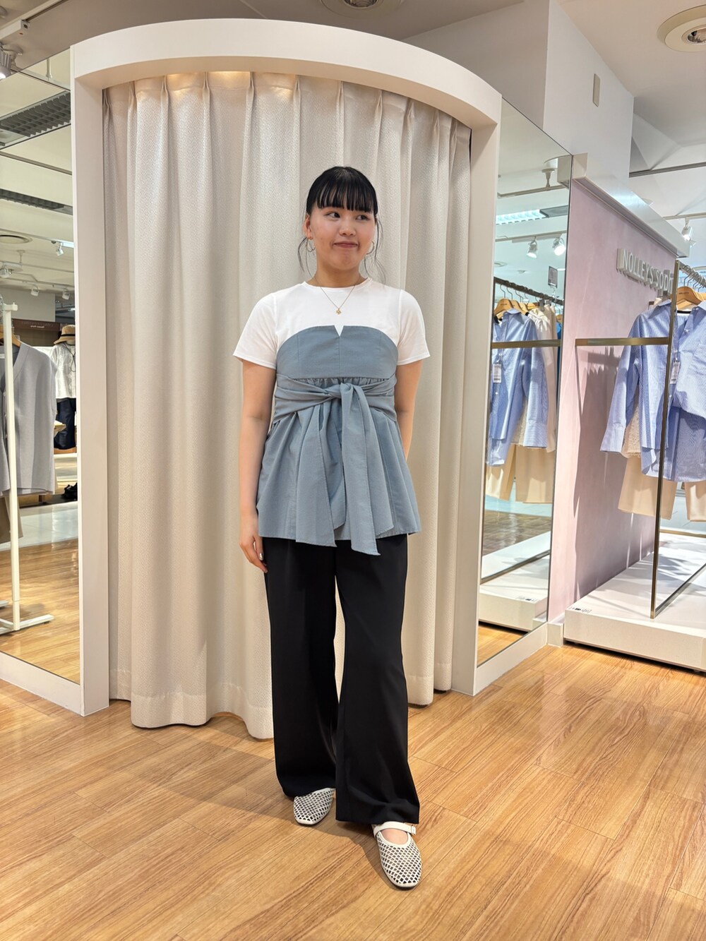 ブルー系のTシャツ/カットソー、ブラック系のその他パンツを着用したレディースの春コーディネートの6枚目の写真